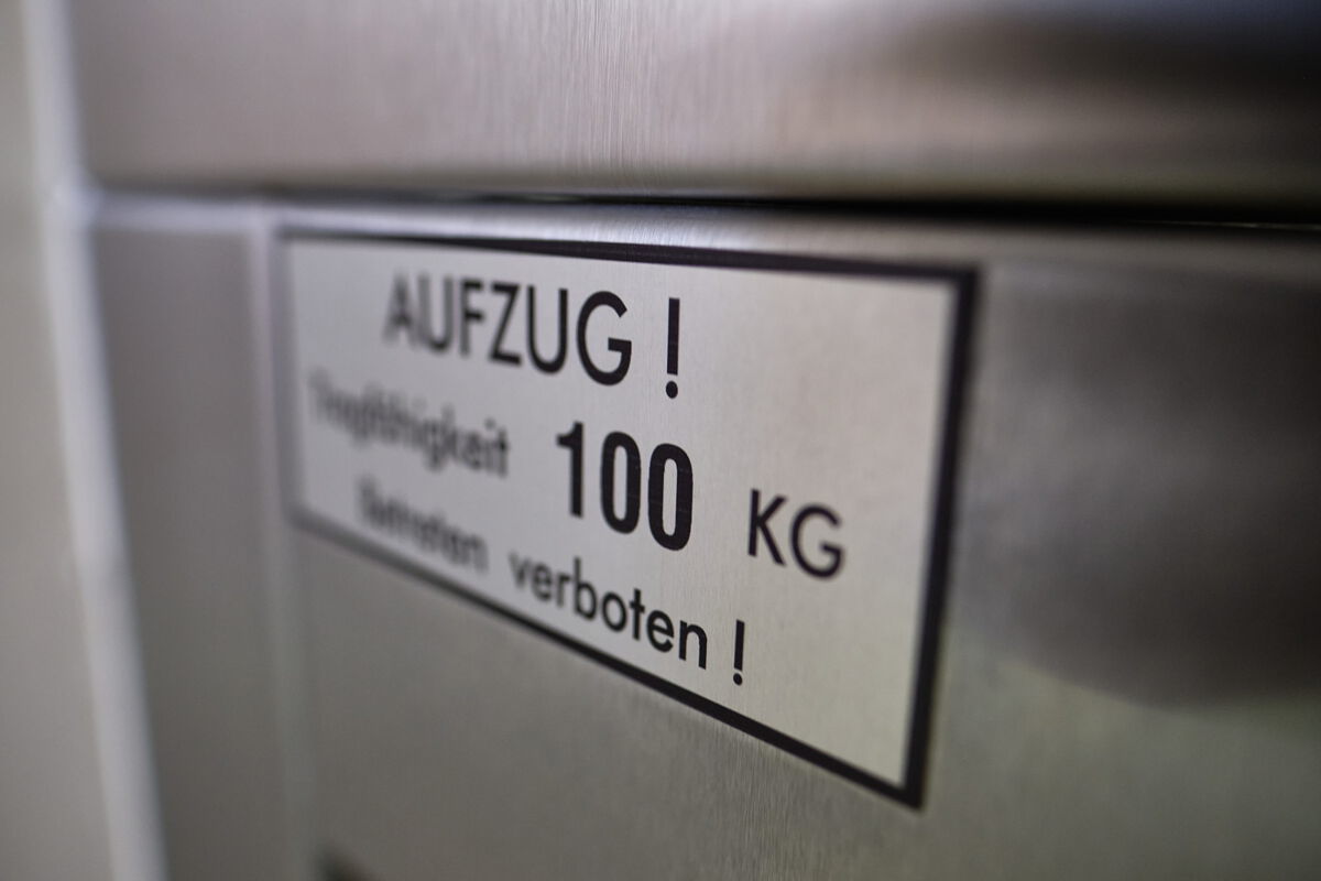 Schild im inneren eines Aufzugs, Aufschrift "Tragfähigkeit 100 kg"